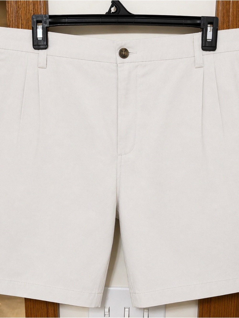 H&M Men's Cream Flat-Front Shorts